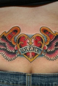 腰部红色心形翅膀和字母纹身图案