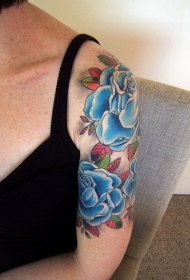 蓝色玫瑰大臂纹身图案