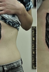 腹部黑色的猫头像纹身图案