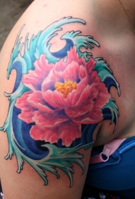 肩部粉红色的日本花朵和波浪纹身图案