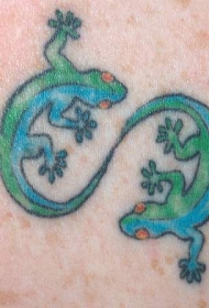 肩部彩色阴阳壁虎纹身图案