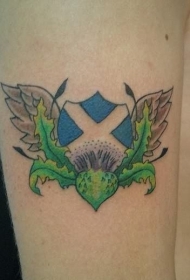 肩部彩色苏格兰旗帜纹身图案