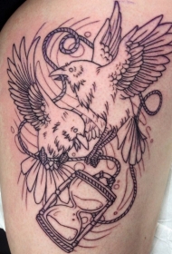 大腿黑色线条乌鸦与沙漏纹身图案