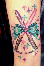 手臂彩色小交叉的光剑弓与蝴蝶结纹身