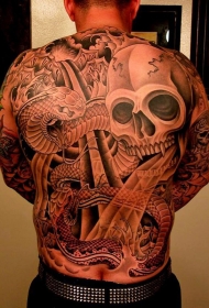 满背精彩的骷髅与蛇纹身图案