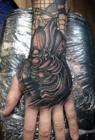 手背简单的黑白武士面具纹身图案