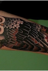 手臂彩色猫头鹰纹身图案