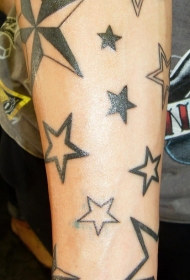 手臂黑色一群五角星纹身图案