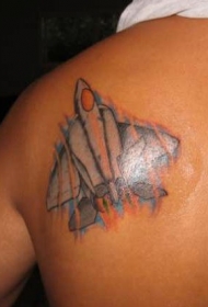 背部飞机飞行在天空纹身图案