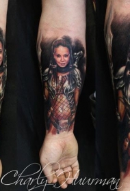 手臂现实主义风格的彩色女战士纹身