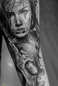 肩部灰色持枪死亡女神纹身图案