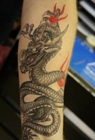 尼斯灰色龙与红色丝带纹身图案