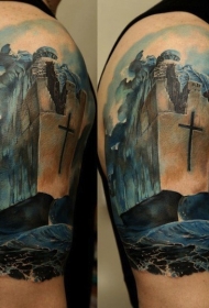 大臂壮观的幻想船与十字架纹身图案