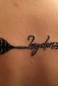 黑色的箭头和字母纹身图案