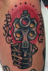 手臂老派风格的彩色骷髅手与左轮手枪纹身