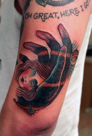 手臂老派风格的彩色娃娃头纹身图案