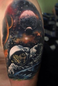 肩部逼真的彩色大空间纹身图案