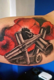 大臂独特的组合彩色花朵与子弹纹身图案