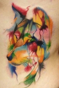 背部七彩的狼头纹身图案