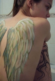 女生背部精美的白色的翅膀纹身图案