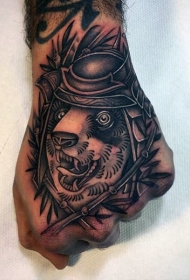 手背卡通熊猫武士纹身图案
