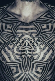 胸部巨大的黑白波利尼西亚图腾纹身图案