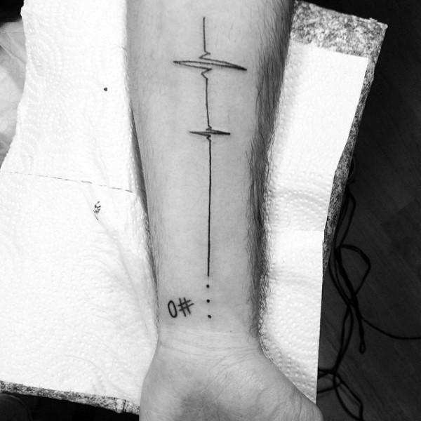 简单的黑色心电图和符号手臂纹身图案