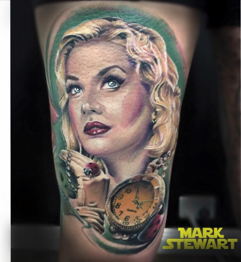 大腿现代传统风格彩色女人和时钟纹身图案