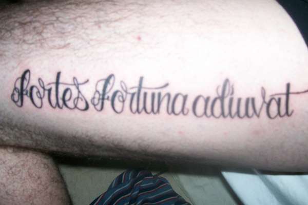 腿部拉丁文字母花体纹身图案