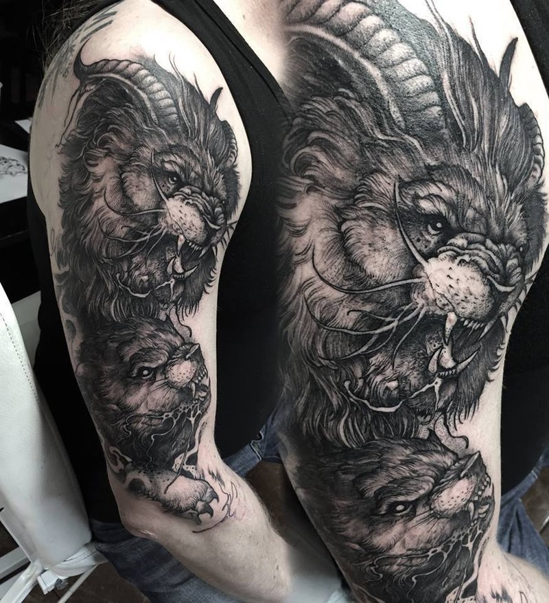 大臂黑色神秘山羊与山羊角纹身图案