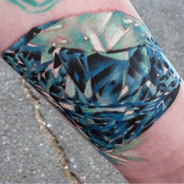 手臂上的彩色纯钻石纹身图案