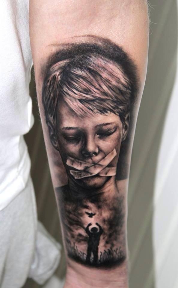 手臂黑灰恐怖风格男孩与封闭嘴纹身图案