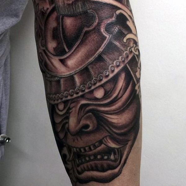 手臂愤怒的神秘武士面具纹身图案