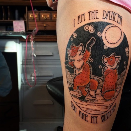 腿部彩色搞笑狐狸跳舞纹身图案