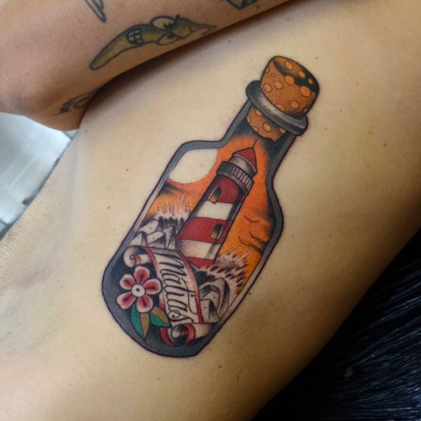 腿部漂亮的彩色小瓶子纹身图案