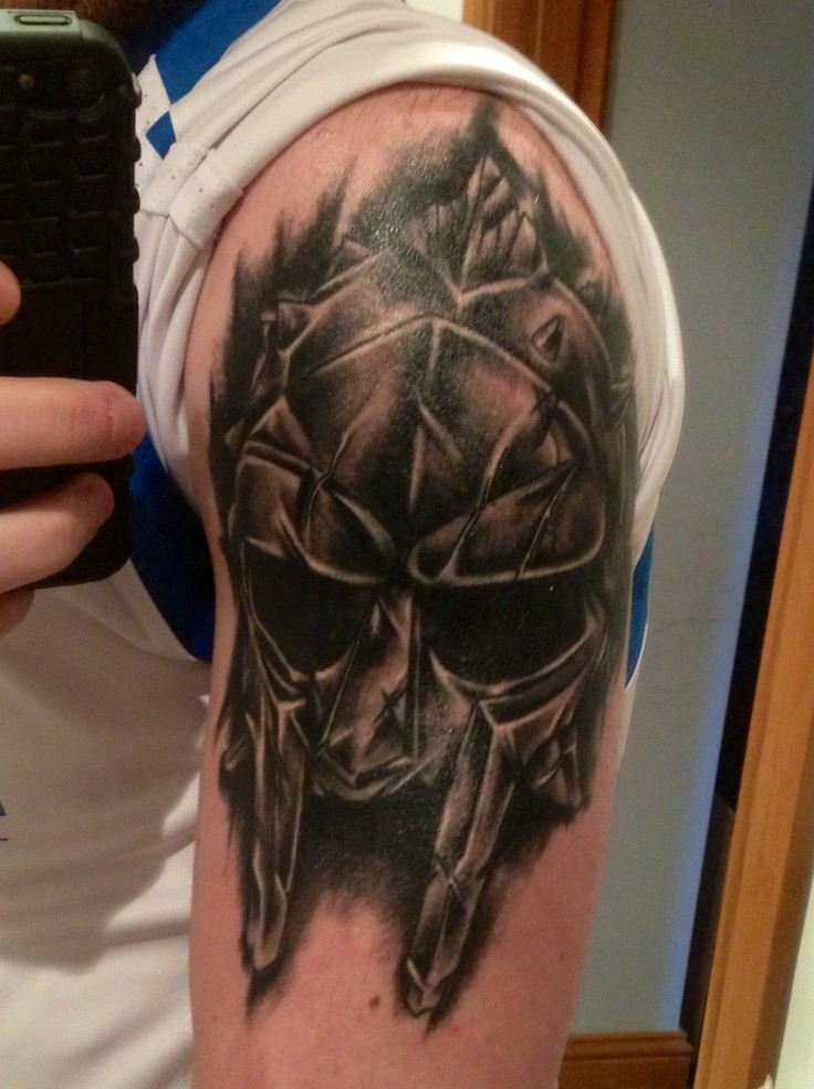大臂黑灰风格角斗士头盔纹身图案