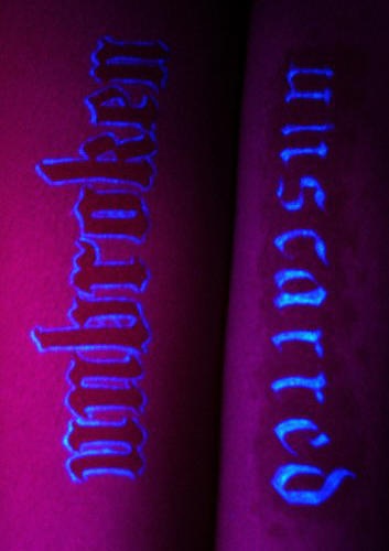 个性荧光英文字母纹身图案