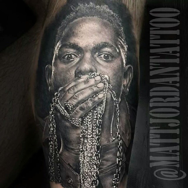 腿部灰色男人肖像纹身图案