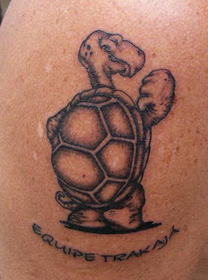 肩部黑色卡通正龟纹身图案