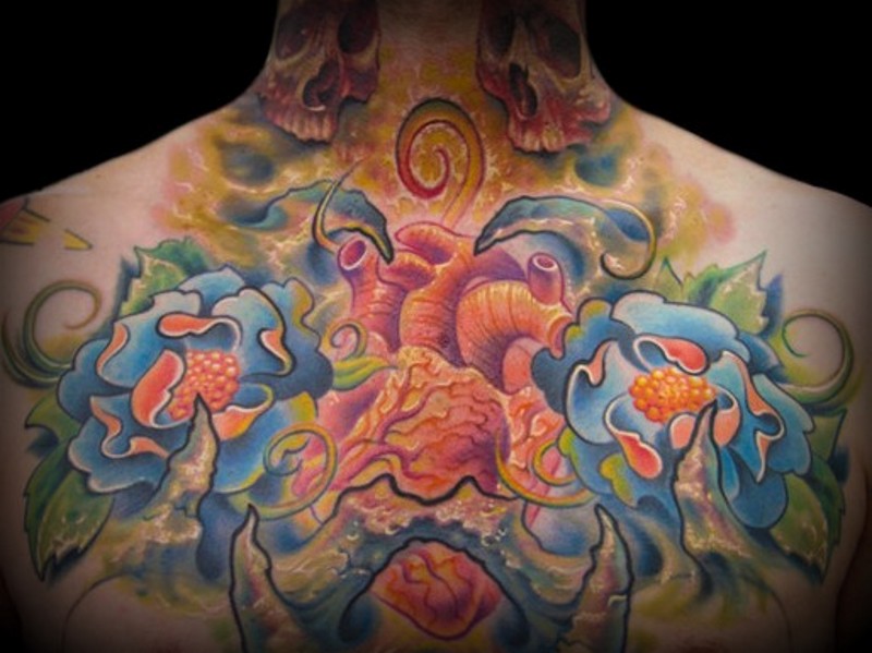 胸部彩色的花朵与心脏纹身图案