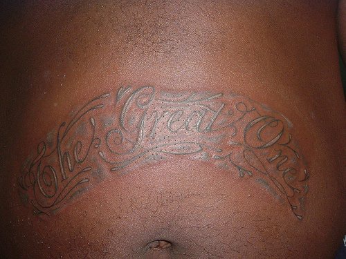 腹部灰色英文字母花体纹身图案