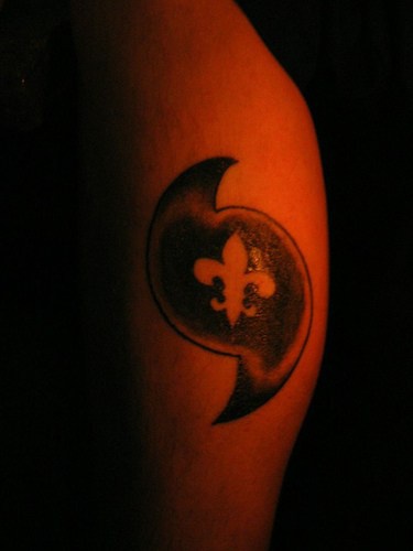 肩部黑色鸢尾飓风纹身图案