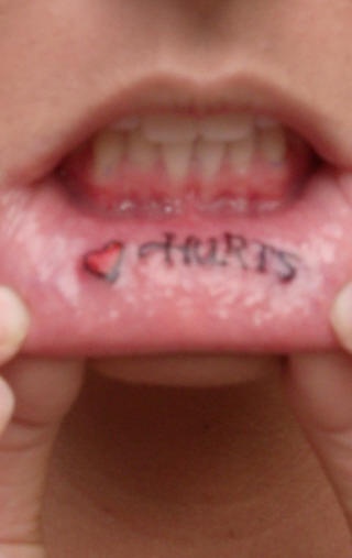 女性嘴唇英文字母纹身图案