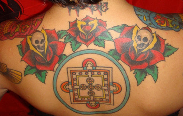 手臂彩色死亡头骨与圆图标纹身
