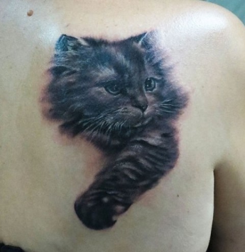 背部黑色的小猫头像纹身图案