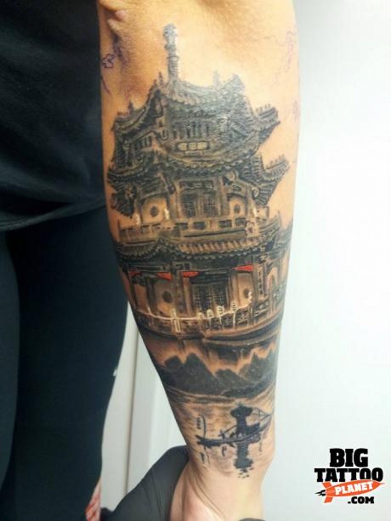小臂美丽的彩色古代亚洲寺庙纹身图案
