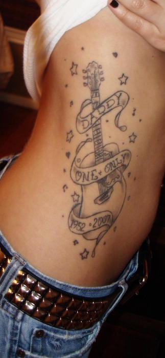 腰侧简约吉他和星星纹身图案