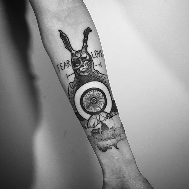 小臂黑色神秘生物字母纹身图案