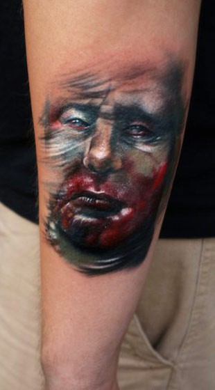 小臂血腥人脸肖像纹身图案