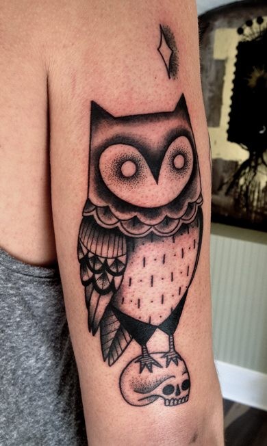 手臂幻想风格黑色头鹰与骷髅纹身图案